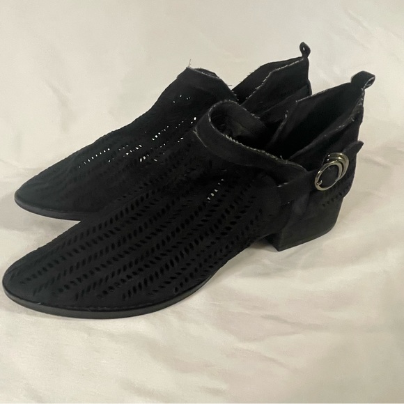 Vince Camuto Campina Black Suede Mesh Pointed Toe Ankle Boots Women’s Size 9.5 - Picture 1 of 9
